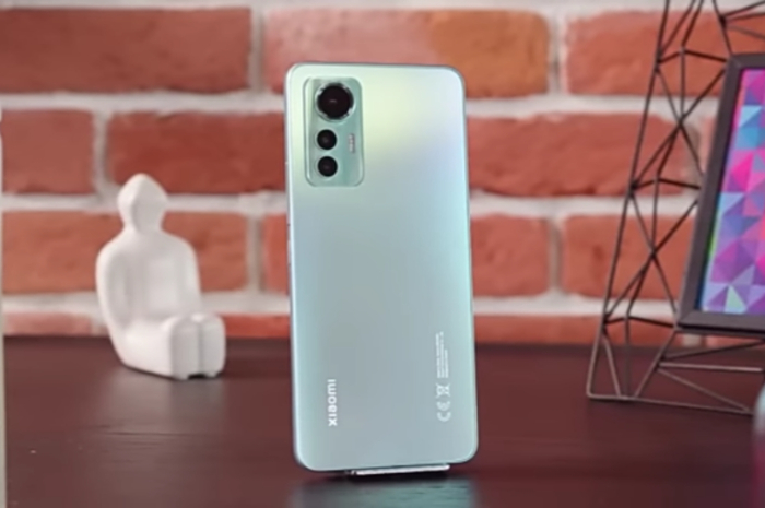 <p>Foto HP Xiaomi ini sudah turun harga (foto/youtube/@yatekno.com)</p>
