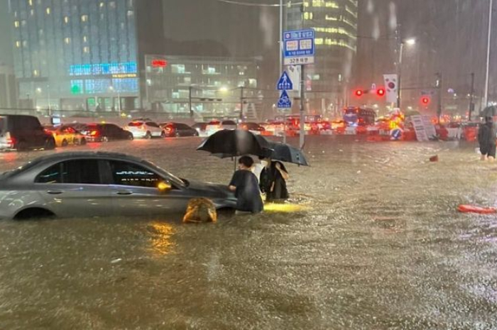 <p>Foto ilustrasi menerobos banjir memakai mobil (foto/pinterest)</p>
