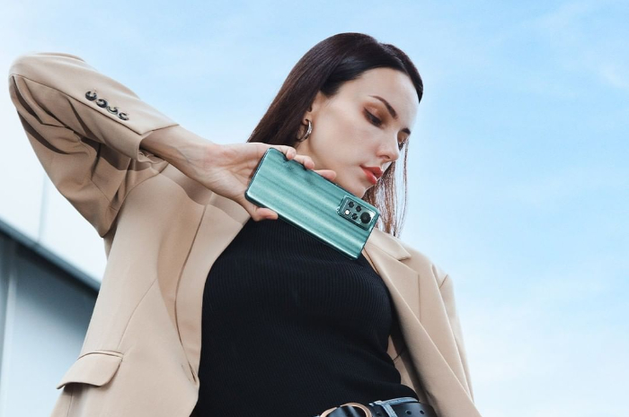 <p>Foto Infinix Note 10 Pro menjadi HP layar bergaya pansol dengan ukuran yang luas (foto/Instagram/@infinixglobal)</p>
