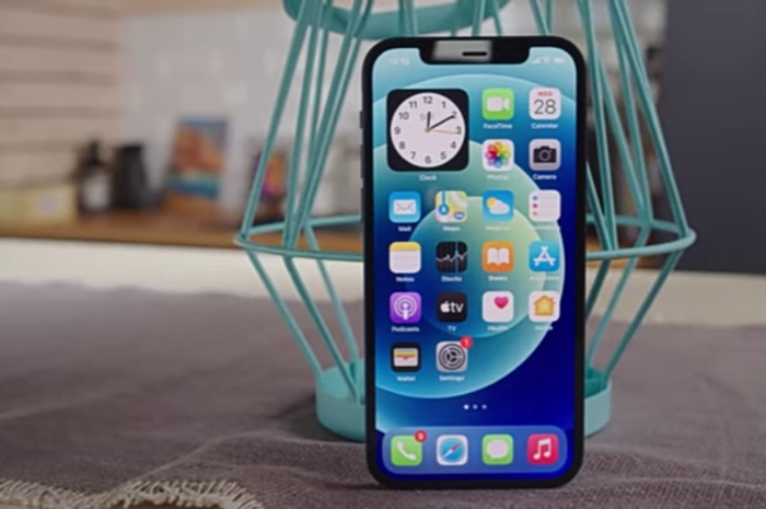 <p>Foto iPhone 12 (foto/youtube/@yatekno.com)</p>
