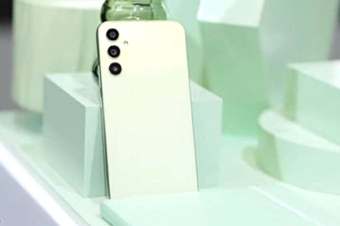 <p>Foto Samsung Galaxy A34 5G (foto/youtube/@maugadget)</p>
