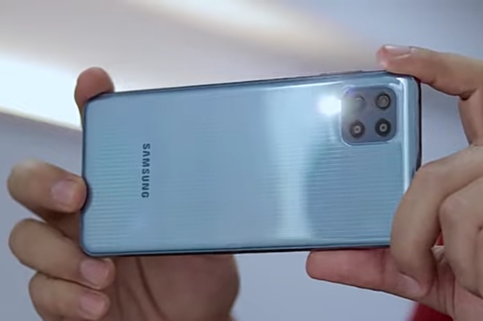 <p>Foto Samsung Galaxy M23 (foto/youtube/@maugadget)</p>
