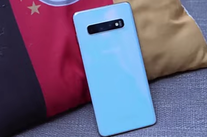 <p>Foto Samsung Galaxy S10 (foto/youtube/@maugadget)</p>
