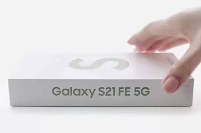<p>Foto Samsung Galaxy S21 FE 5G (foto/youtube/@yatekno.com)</p>
