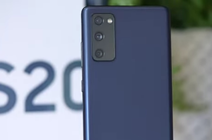 <p>Foto Samsung S20 FE (foto/youtube/@maugadget)</p>