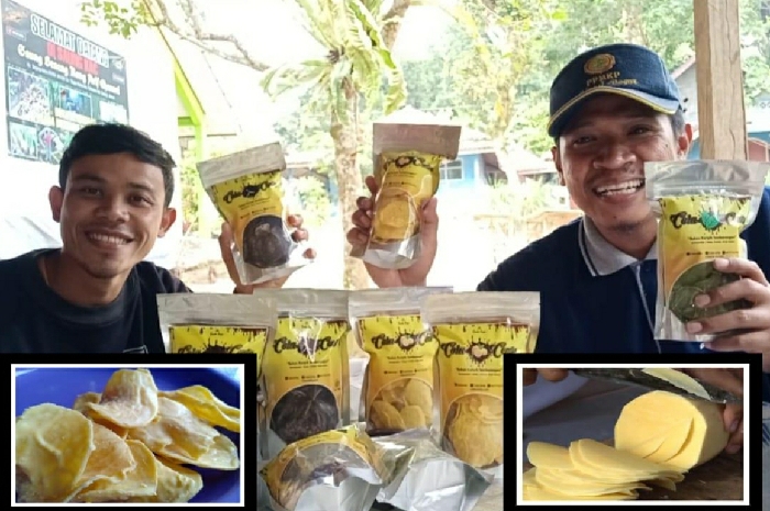 <p>Ket. Kang Jalal (kiri) dengan produk Colacenta yang kriuk dan premium (Foto/Arifullah) </p>