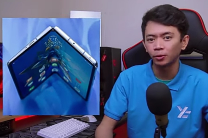 <p>Foto Tecno Phantom V Fold (foto/youtube/@yatekno.com)</p>
