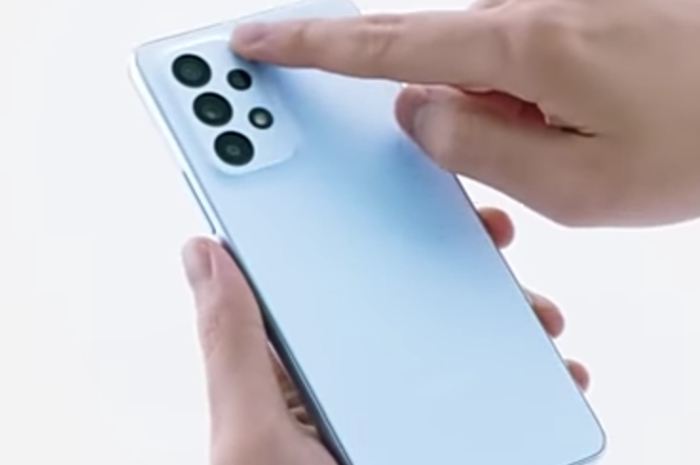 <p>Foto varian produk Samsung premium yang kini harganya sudah turun banyak (foto/youtube/@yatekno.com)</p>
