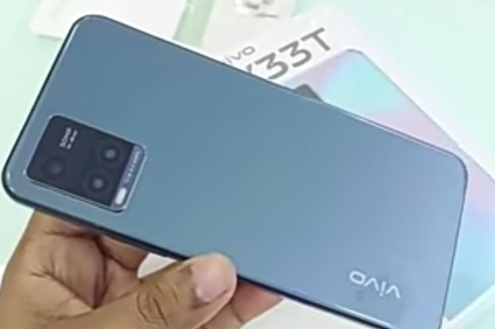 <p>Foto Vivo Y33T (foto/youtube/@yatekno.com)</p>
