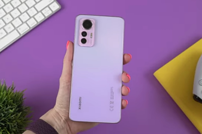 <p>Foto Xiaomi 12 lite (foto/youtube/@maugadget)</p>