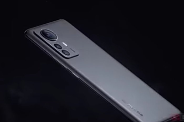 <p>Foto Xiaomi 12 T 5G (foto/youtube/@denzhopro)</p>
