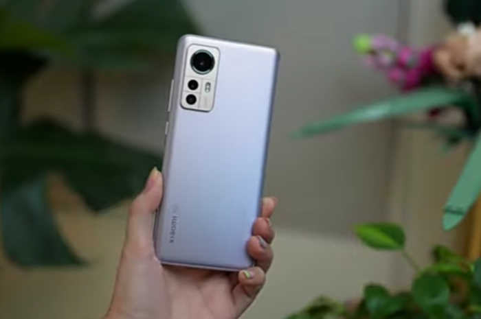 <p>Foto Xiaomi 12 (foto/youtube/@maugadget)</p>
