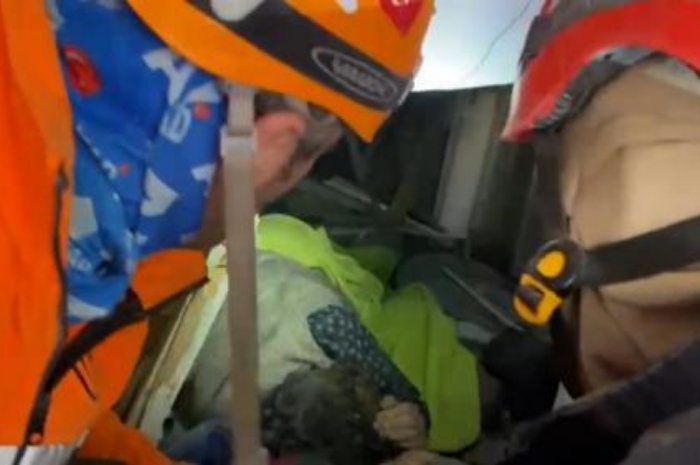<p>Keterangan foto: evakuasi gadis korban gempa Turki, (Foto:/Twitter/martinchulov)</p>