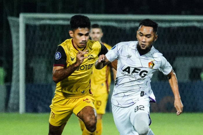 <p>Ket Foto: Foto Macan Putih sedang berduel melawan Laskar Padjajaran di lapangan (Foto/Twitter/Persik Kediri)</p>
