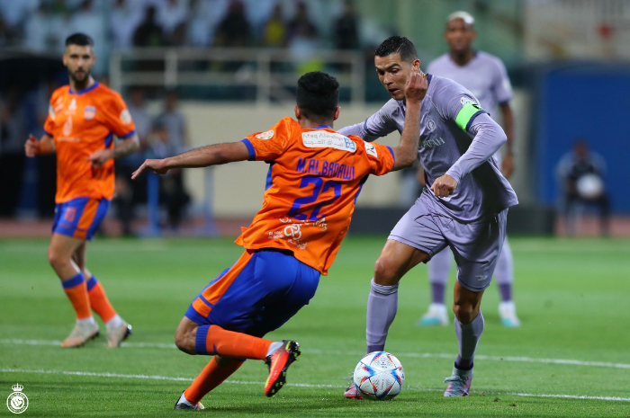 <p>Ket Foto: Foto Cristiano Ronaldo saat berduel dengan pemain Al Feiha di lapangan (Foto/Twitter/Al-Nassr FC)</p>

