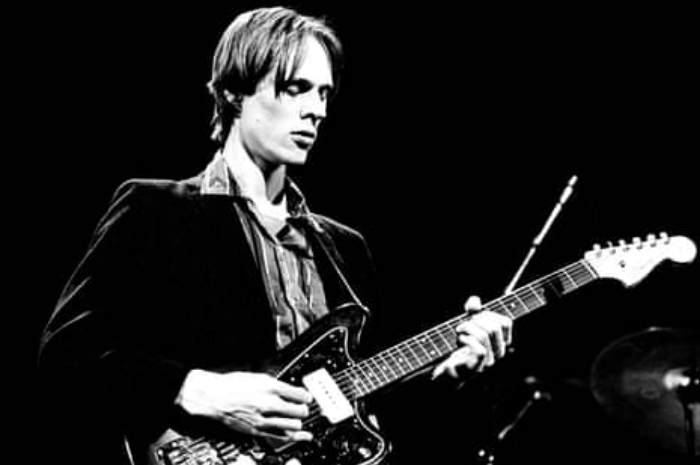 <p>Keterangan Foto: Penampilan Tom Verlaine di Panggung, (Foto: /Twitter/@ Mike Scott)</p>
