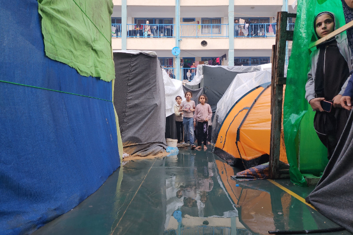 <p>Ket. Foto : Israel Sebut Pengiriman Bahan Bakar Pertama ke PBB di Gaza Tidak Dapat Dimanfaatkan oleh Rumah Sakit<br />
(Foto/X/@UNRWA)</p>
