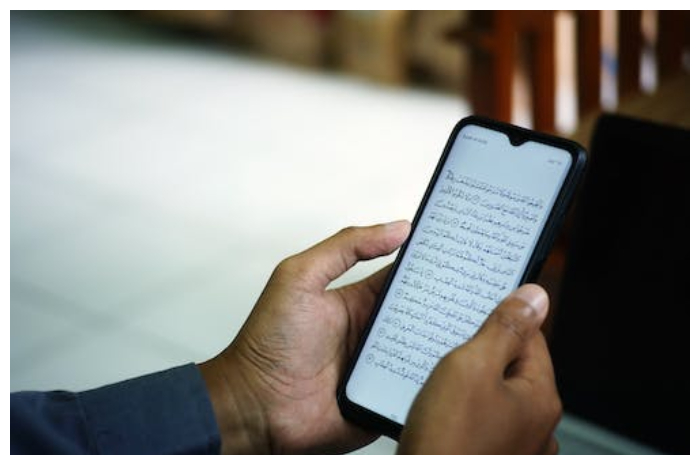 <p>Ket Foto: foto dari Al-Qur’an Online yang ada di HP (Foto/Pexels)</p>
