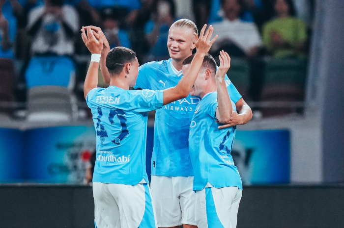 <p>Ket Foto: Foto Erling Haaland dengan rekannya sesame Manchester City (Foto/Twitter/@idextratime)</p>
