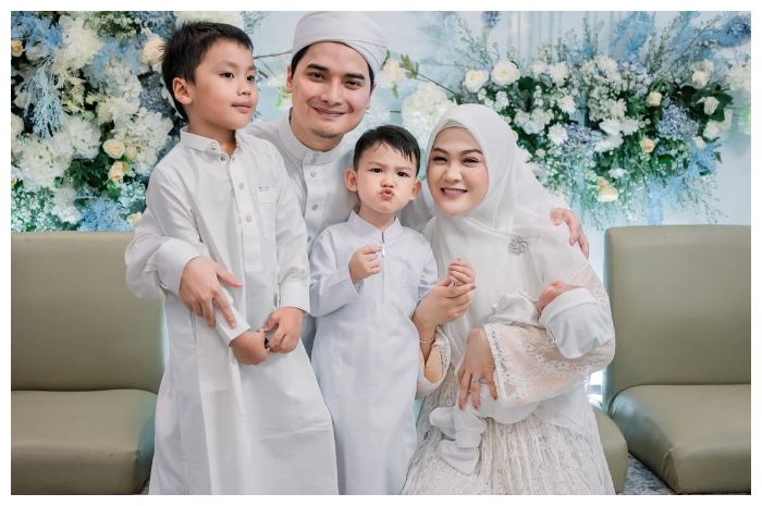<p>Ket Foto: Alvin Faiz gelar acara aqiqah sang anak yang dihadiri oleh kakak sambung (Foto/Instagram/@alvin_411)</p>
