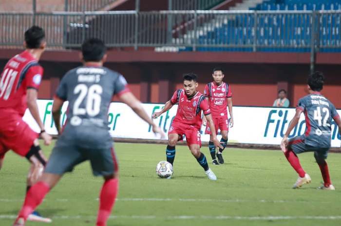 <p>Ket Foto: Foto Singo Edan sedang berduel melawan Laskar Sappe Kerab di lapangan (Foto/Twitter/Arema FC)</p>

