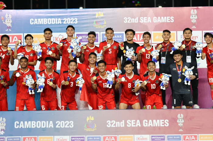 <p>Ket Foto: Foto para pemain Indonesia yang terima penghargaan medali emas di Sea Games 2023 Kamboja (Foto/Twitter/PSSI)</p>
