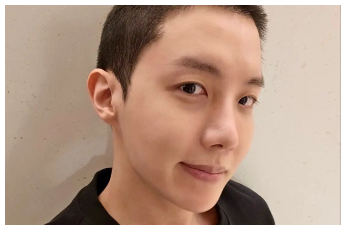 <p>Ket Foto: J-Hope BTS berangkat wajib militer hari ini dan bagikan foto dengan rambut plontos (Foto/Instagram/uarmyhope)</p>
