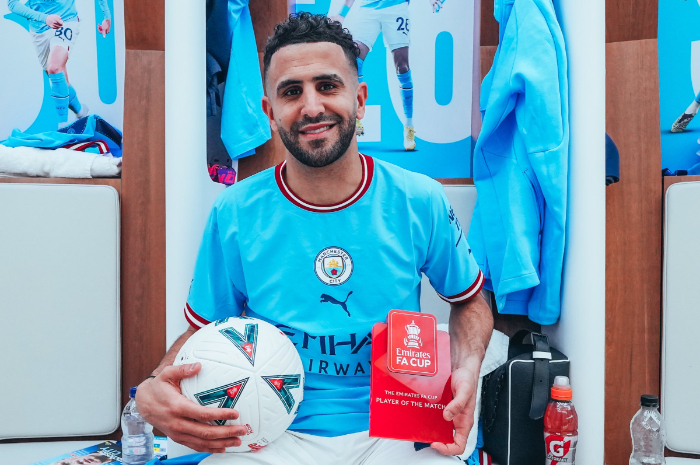 <p>Ket Foto: Foto pemain Manchester City, R. Mahrez dapatkan penghargaan POTM FA Cup (Foto/Twitter/Manchester City)</p>
