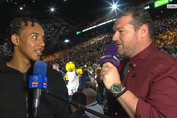 <p>Ket Foto: Foto pemain Barcelona, Jules Kounde saat diwawancarai oleh Bein Sports (Foto/Twitter/@idextratime)</p>
