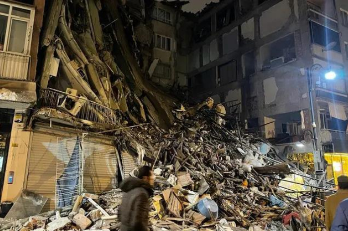<p>Keterangan Foto: Gempa susulan di Turki, (Foto:/Twitter/carlesleter)</p>