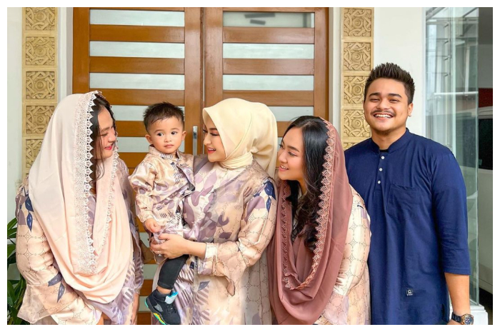 <p>Ket Foto: Nathalie Holscher bagikan momen bersama keluarga dan kedua adiknya yang baru saja menjadi mualaf untuk rayakan lebaran (Foto/Instagram/@nathalieholscher)</p>
