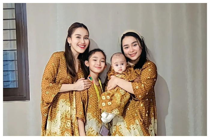 <p>Ket Foto: Ayu Ting-ting bagi THR pada para tetangga dan bocil hingga bertingkah gemas (Foto/Instagram/@ayutingting92)</p>
