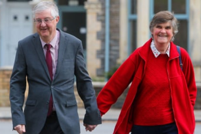 <p>Keterangan Foto: Mark Drakeford dan istrinya Clare Drakeford, (Foto: Twitter/@ Nicola Sturgeon)</p>
