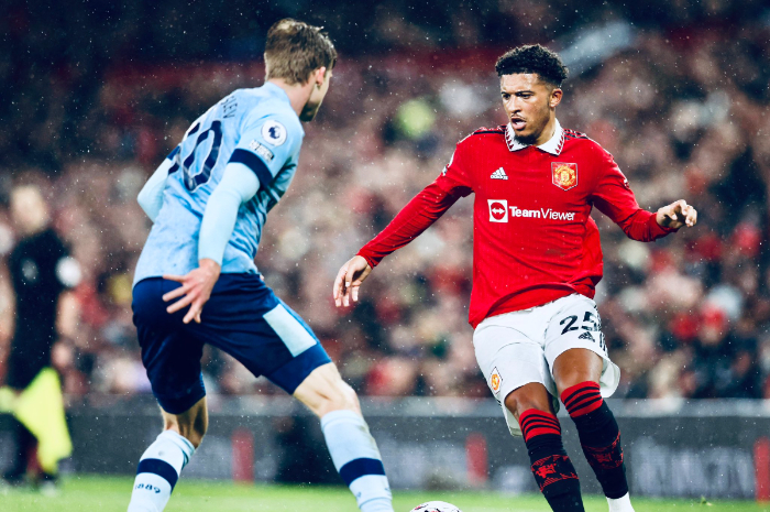 <p>Ket Foto: Foto Sancho saat duel dengan lawan di lapangan (Foto/Twitter/Manchester United)</p>

