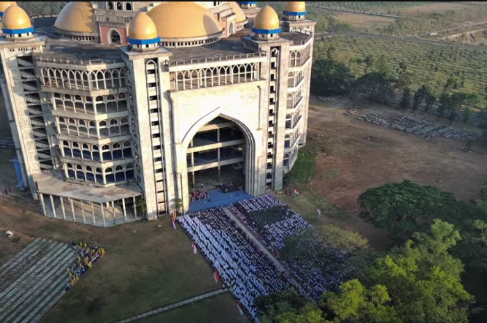 <p>Ket.Foto: Diduga Ponpes Al-Zaytun telah membuka jasa pencucian uang (Foto/YouTube/Al-Zaytun Official)</p>
