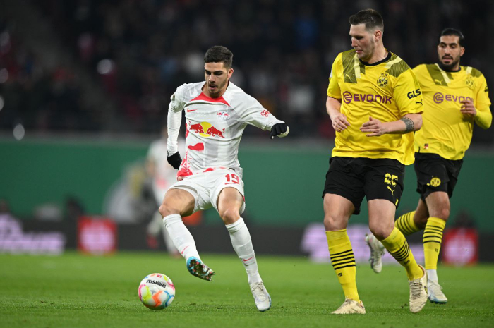 <p>Ket. Foto: Pertandingan antara RB Leipzig dengan Borussia Dortmund di Kompetisi DFB Pokal (Foto/Twitter/@RBLeipzig)</p>
