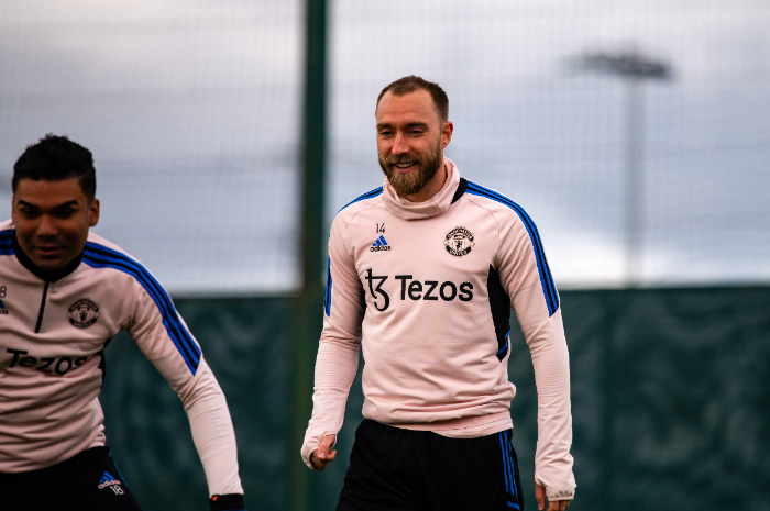 <p>Ket Foto: Foto Eriksen saat latihan Bersama skuad man united lain di lapangan (Foto/Twitter/Manchester United)</p>
