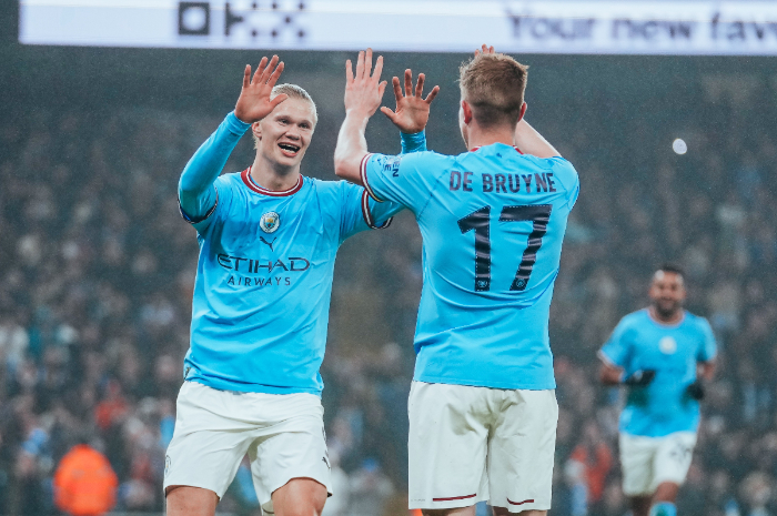 <p>Ket Foto: Foto Erling Haaland dan De Bruyne di lapangan (Foto/Twitter/Manchester City)</p>
