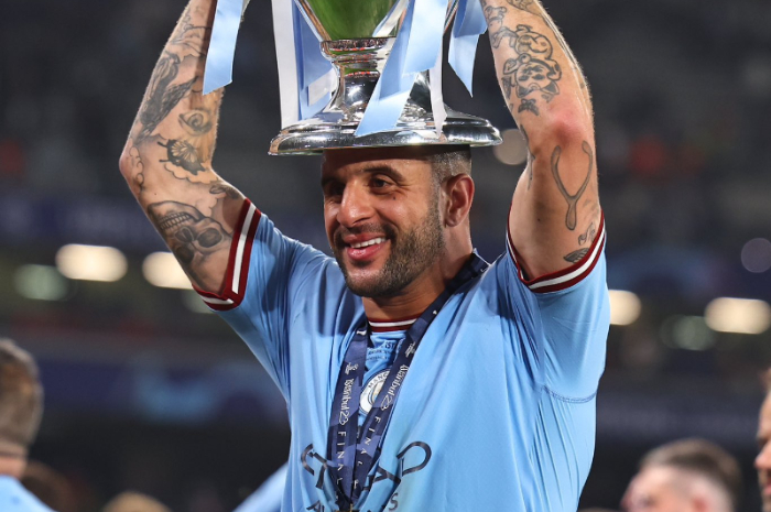 <p>Ket Foto: Foto Kyle Walker yang mengangkat piala UCL (Foto/Twitter/@idextratime)</p>
