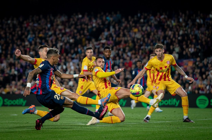 <p>Ket Foto: pemain Barcelona berduel dengan bek Girona di lapangan (Foto/Twitter/Barcelona)</p>
