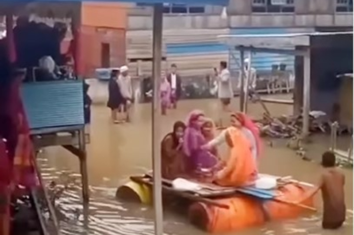 <p>Ket Foto: Rombongan Pengantin di Pinrang Terobos Banjir Antar Uang Panai. (Foto/instagram/@pinrang.sidrap)</p>
