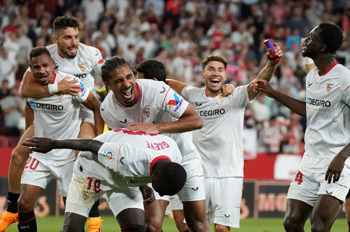 <p>Ket Foto: Foto para pemain Sevilla rayakan kemenangan di lapangan (Foto/Twitter/Sevilla)</p>
