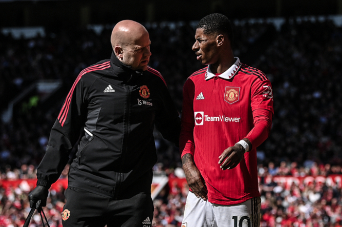 <p>Ket Foto: Foto Marcus Rashford sedang dipandu tim medis klub (Foto/Twitter/Manchester United)</p>
