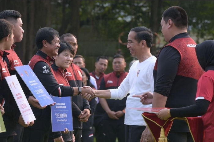 <p>Ket Foto: Foto Pak Jokowi, Presiden Indonesia memberikan hadiah kepada para peraih medali Sea Games 2023 (Foto/Twitter/@idextratime)</p>
