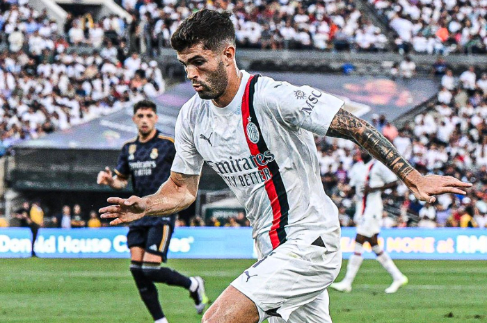 <p>Ket Foto: Foto pemain AC Milan sedang membawa bola di lapangan (Foto/Twitter/@idextratime)</p>
