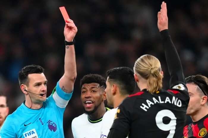 <p>Ket Foto: Foto Wasit EPL yang akan memimpin pertandingan J-League musim ini (Foto/Twitter/@idextratime)</p>
