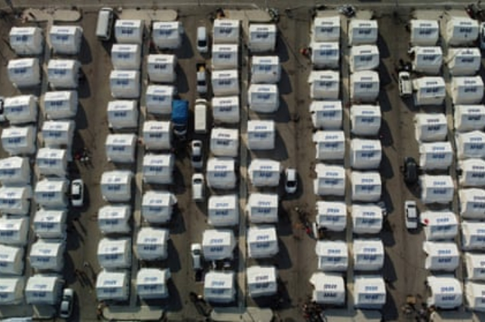 <p>Keterangan Foto: Pengiriman logistik bantuan oleh PBB bagi korban gempa Turki,(Foto:/Twitter/@samjones)</p>