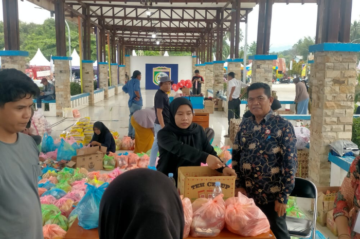 <p>Ket Foto: Kepala Disperindag Morowali, Zaenal Abidin tinjau suasana pasar murah yang digelar Disperindag Morowali. (Foto/iwan/gemasulawesi)</p>
