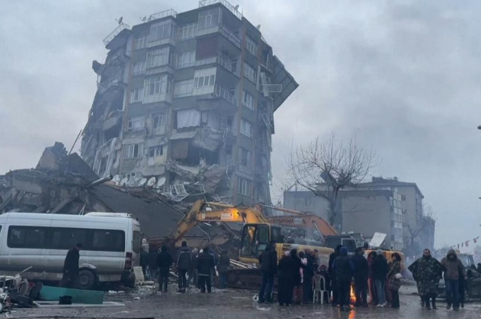 <p>Keterangan Foto: Korban tewas gempa Turki terus meningkat hingga 4300 orang,(Foto:/Twitter/Andalou)</p>
