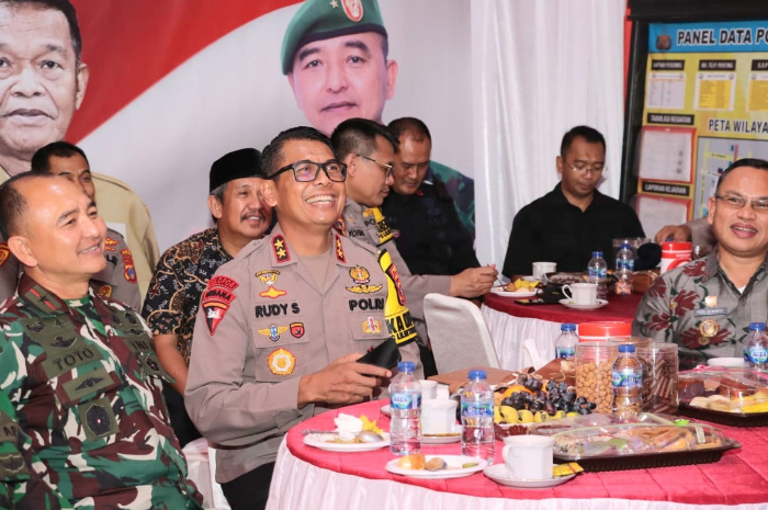 <p>Ket Foto: Kapolda Sulteng, Irjen Polisi Rudy Sufahriadi saat memimpin Analisa dan Evaluasi (Anev) gangguan Keamanan dan Ketertiban Masyarakat (Kamtibmas) via zoom. (Foto/Humas Polda Sulteng)</p>
